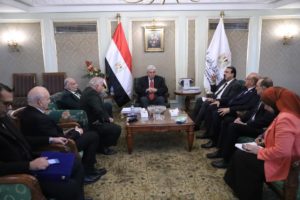 وزير التعليم العالي يلتقي بنقيب نقابة العلاج الطبيعي لمناقشة سبل التعاون في دعم خدمات العلاج الطبيعي