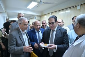 في أجواء رمضانية دافئة .. رئيس جامعة القاهرة يشارك طلاب المدينة الجامعية مائدة الإفطار