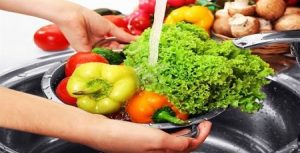أحمي أسرتك من البكتيريا..طريقة تنظيف الفاكهة والخضار الصيفية للتخلص من آثار البكتيريا والمبيدات