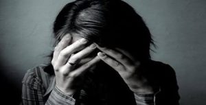 الزوجة تستغيث بكمين شرطة لإنقاذها من زوجها ..ضربني بكرباج وهددني بطبنجة