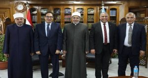 رئيس جامعة القاهرة يقدم واجب العزاء في وفاة والد رئيس جامعة الأزهر