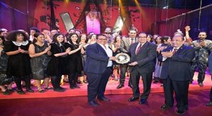 رئيس جامعة القاهرة يشهد العرض المسرحي “حاجة تخوّف” ويشيد بالفن الهادف ودوره في بناء الوعي المجتمعي
