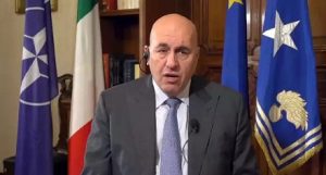 وزير الدفاع الإيطالي “غويدو كروزيتو” لنتنياهو .. قتلت آلاف الفلسطينيين الأبرياء بحجة حماس