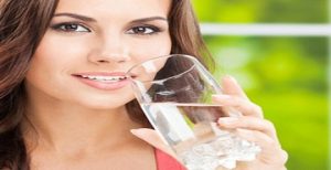 فائدة شرب الماء الساخن على معدة فارغة