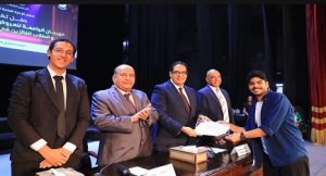رئيس جامعة القاهرة يكرم الفائزين في مهرجان الجامعة للعروض المسرحية الطويلة وفي مهرجان “إبداع 13”
