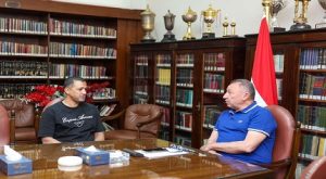 الخطيب يكرم قمصان.. ويشيد بجهوده