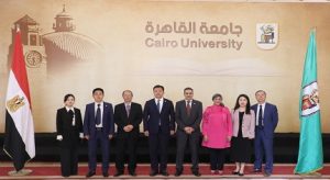 جامعةالقاهرة توقع مذكرة تفاهم مع مركز التبادل الدولي للتعليم اللغوي بالصين.