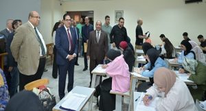 رئيس جامعة القاهرة يجرى جولة تفقدية بلجان الامتحانات بكليات دار العلوم  والآثار والعلوم والحقوق والتجارة