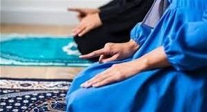 دار “الأفتاء المصرية” تجيب ..حكم صلاة المرأة بملابس المنزل بالبيجامة وفوقها خمارا؟