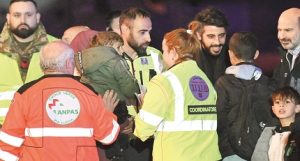 نقل 14 طفلًا فلسطينيًا من قطاع غزة جواً إلى إيطاليا لتلقي العلاج الطبي