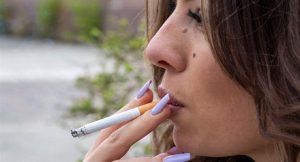فرنسا تحظر التدخين فى الحدائق والشواطئ والمناطق المدرسية اعتبارًا من يوليو