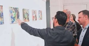 د. “أحمد محيي حمزة” عميد كلية الفنون الجميلة بجامعة الأقصر يفتتح معرض “الطاووس” للدكتور أحمد جمال عيد