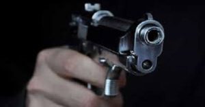 بسبب الإدمان .. يطلق النار على صديقه لاعتقاده أنه اتفق مع أسرته استدراجه لعلاقه من الإدمان