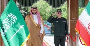 وزير الدفاع السعودي ورئيس الأركان الإيراني يبحثان التعاون الدفاعي وجهود حفظ الأمن بالمنطقة
