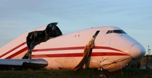 تحطم طائرة ركاب هندية تقل 242 راكبا وأفراد طاقم عمل في منطقة سكنية بأحمد آباد!!
