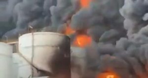 اندلاع حريق هائل فى مواد قابلة للاشتعال بميناء الحمرية بالشارقة بالإمارات والدفع بأعداد هائلة من سيارات الإطفاء