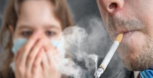 القانون يحظر التدخين بالأماكن العامة وغرامة تصل 20 ألف جنيه للمخالفين