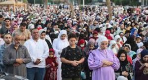 وزارة الأوقاف تحذر .. صلاة الرجال بجوار النساء دون فاصل في مصلى العيد مخالفة شرعية