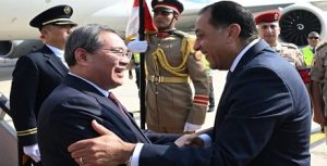 رئيس الوزراء يستقبل رئيس مجلس الدولة الصيني “لي تشيانج” بمطار القاهرة الدولي