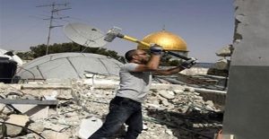 قوات الاحتلال الإسرائيلي تجبر الفلسطينيين على هدم منازلهم في الضفة الغربية