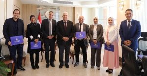 وزير “التعليم العالي” يكرم الفريق الإعلامي بالوزارة تقديرًا لإسهاماته في تطوير منظومة  الإعلام الرقمي والتفاعل مع الجمهور