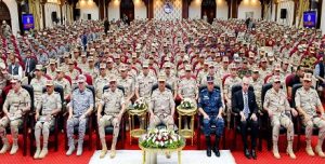 وزير الدفاع يلتقى عددًا من قادة وضباط القوات المسلحة بقيادة المنطقة المركزية العسكرية