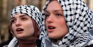 المحكمة العليا الألمانية تحظر ارتداء الكوفية الفلسطينية في موقع معسكر بوخنفالد النازي