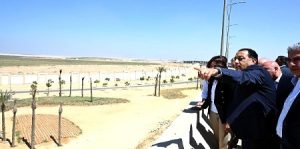 رئيس مجلس الوزراء يتفقد الممشى السياحي الرابط بين المتحف الكبير والأهرامات