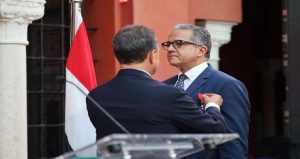 رئيس جامعة حلوان يهنئ الدكتور “خالد العناني” بمناسبة منحه وسام جوق الشرف الفرنسي