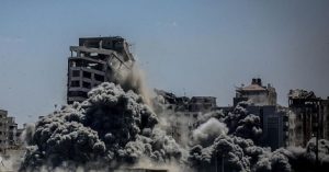 مدفعية الاحتلال الإسرائيلي وطيرانه يستهدفان أحياء قطاع غزة بوحشية