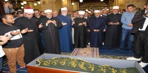 شيخ الأزهر يشهد صلاة الجنازة على الدكتور أحمد عمر هاشم” عضو هيئة كبار العلماء .. بحضور الآلاف
