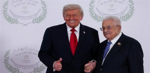 الرئيس الأمريكي “ترامب” يلتقي الرئيس الفلسطيني “محمود عباس” في قمة شرم الشيخ .. بعد منعه من دخول أمريكا