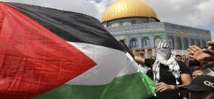 قوات الاحتلال الإسرائيلي تُغلق عدة طرق في بيت لحم.. ومستوطنون بقطعون أشجار الزيتون بالضفة