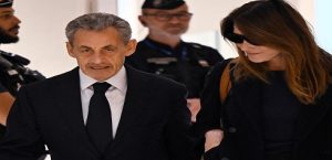 الرئيس الفرنسي السابق “نيكولا ساركوزي” يصل السجن في باريس لتنفيذ حكم سجنه 5 أعوام