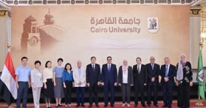 رئيس جامعة القاهرة يستقبل رئيس جامعة جيانغنان الصينية لبحث تعزيز علاقات التعاون المشترك في المجالات الأكاديمية والبحثية.