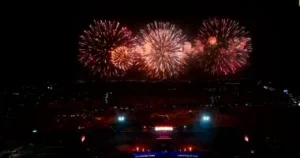 الالعاب الناريه تضئ سماء استاد القاهرة احتفالا بفوز منتخب مصر للمونديال