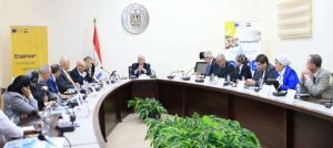 وزير التعليم العالي يعقد اجتماعًا مع مجموعة خبراء تطوير التعليم العالي ضمن برنامج الاتحاد الأوروبي “إيراسموس” لتعزيز آفاق التعاون الدولي
