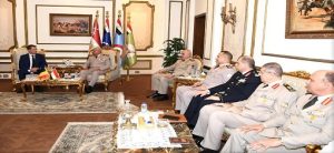 الفريق أول عبد المجيد صقر يلتقى وزير الدفاع الرومانى