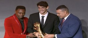 نجم الهلال ومنتخب المغرب “ياسين بونو” يتوج بجائزة أفضل حارس أفريقي لعام 2025