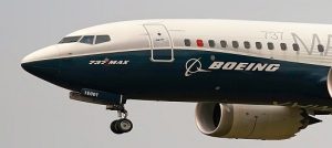 طائرة بوينغ 737 للولايات المتحدة الأمريكية تصطدم بمنطاد للرصد الجوي .. وتحطم الزجاج الأمامي