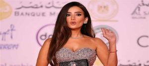 الفنانة “زينة” تخطف الأنظار على السجادة الحمراء بمهرجان القاهرة السينمائى .. بعد غياب 9 سنوات