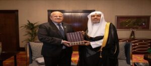 د. الخشت ولقاء خاص مع الشيخ العيسي أمين عام رابطة العالم الإسلامي بمكة المكرمة بعد تدشين منصة “منهاج” العالمية