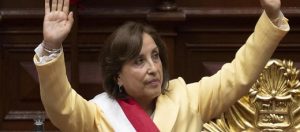 بيرو تصدر مذكرة لتوقيف رئيسة وزراء بيرو السابقة “بيتسي تشافيز” بعد لجوئها لسفارة المكسيك