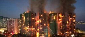 استمرار حريق أبراج هونج كونج  بالصين لليوم الثاني على التوالي.. 44 قتيل  على الأقل والمئات في عداد المفقودين