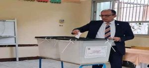 الدكتور “السيد قنديل” رئيس جامعة حلوان حلوان يدلي بصوته في انتخابات مجلس النواب