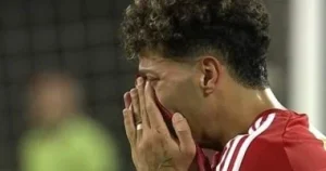 اللاعب امام عاشور سجل الهدف الرابع امام شبيبة القابل ودخل فى نوبة بكاء