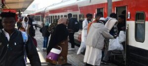 السكة الحديد مصر تسير الرحلة 43 ضمن مشروع العودة الطوعية للأشقاء السودانيين .. 1028 راكب