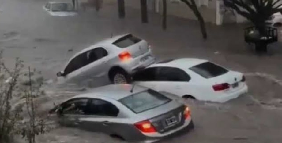 🌧 فيضانات بسبب الأمطار الغزيرة في الأرجنتين