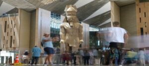 وزارة السياحة والآثار توضيح رسمي بشأن تسرب مياه الأمطار إلى بهو المتحف المصري الكبير