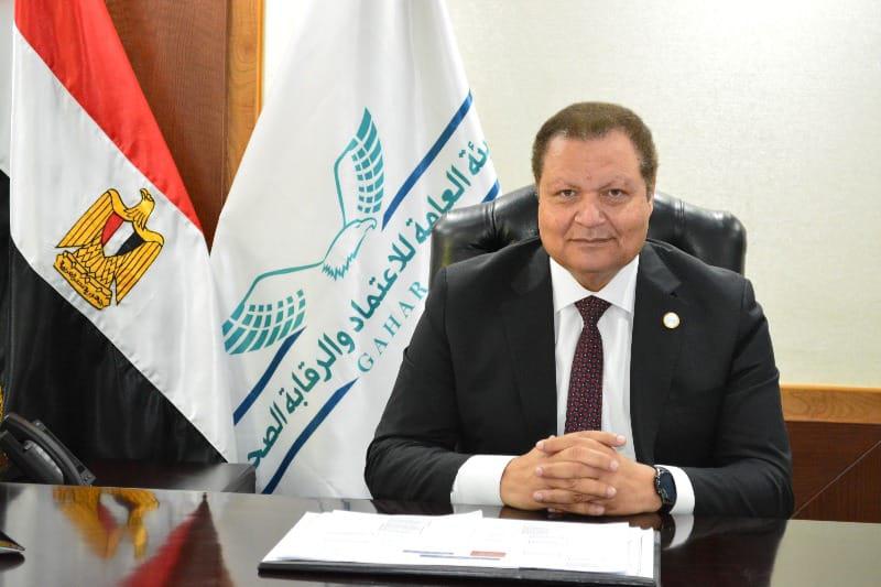 الدكتور محمد سامي عبد الصادق رئيس جامعة القاهرة يهنئ الدكتور أحمد طه ،رئيس الهيئة العامة للاعتماد والرقابة الصحية، بمناسبة فوزه بجائزة الطبيب العربي لعام 2025